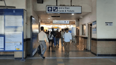 नोएडा सेक्टर-16 मेट्रो स्टेशन पर युवती ने लगाई छलांग, गंभीर हालत में अस्पताल में भर्ती