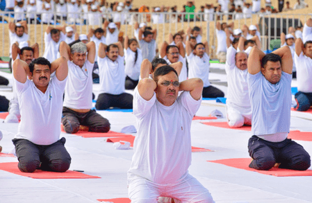 राजस्थान: खुहड़ी गांव में सीएम भजनलाल शर्मा ने किया योग, बोले- ये आत्मिक जागरूकता और सामाजिक एकता का माध्यम भी