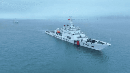 फिलीपींस के जहाजों ने चेतावनी को नजरअंदाज करते हुए चीनी तटरक्षक जहाज़ों को टक्कर मारी