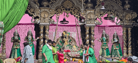 मथुरा: स्वर्ण-रजत हिंडोले में विराजमान होकर बांकेबिहारी ने दिए भक्तों को दर्शन