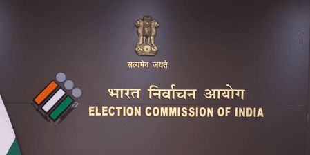 नोएडा में ‘एसआईआर’ को लेकर पोस्टर वार, चुनाव आयोग पर आरोप, हरकत में प्रशासन