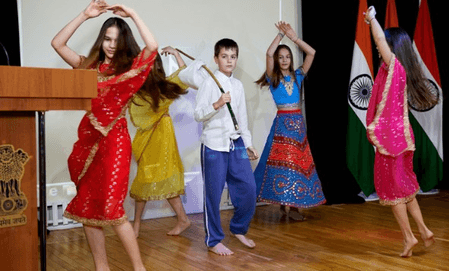 रूस में भारतीय फिल्मों का जादू बरकरार, मास्को समेत कई शहरों में बढ़ रहे बॉलीवुड फैन क्लब