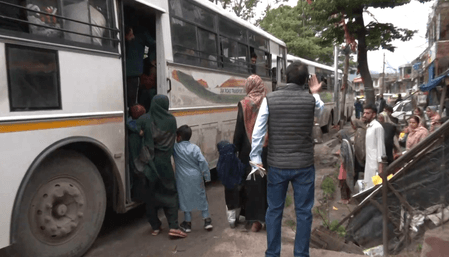 भारत-पाकिस्तान तनाव के बीच उरी के सीमावर्ती गांवों को कराया गया खाली, लोगों को भेजा जा रहा श्रीनगर