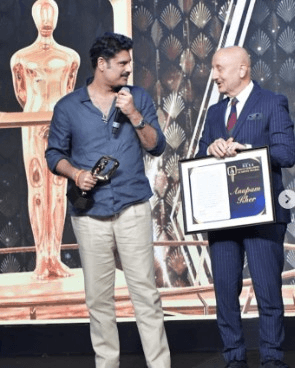 इंडियन स्ट्रीमिंग अकादमी अवॉर्ड शो में अनुपम खेर और सिकंदर खेर ने बटोरी सुर्खियां