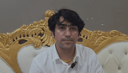 पंडित धीरेंद्र शास्त्री पर विवादित टिप्पणी करने वाले प्रोफेसर पर गिरी गाज, दर्ज एफआईआर