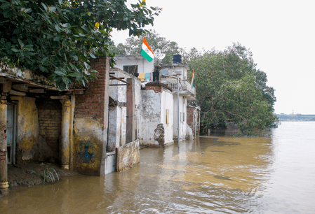 दिल्ली एनसीआर में झमाझम बारिश: यमुना का जलस्तर फिर बढ़ा, खेतों और घरों में घुसा पानी