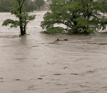 टेक्सास में अचानक आई बाढ़ में मरने वालों की संख्या 100 के पार, 160 से ज्यादा लापता