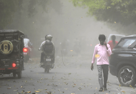 एनसीआर में बदलते मौसम और प्रदूषण का दोहरा असर, अस्पतालों में बढ़े मौसमी बीमारियों के मरीज