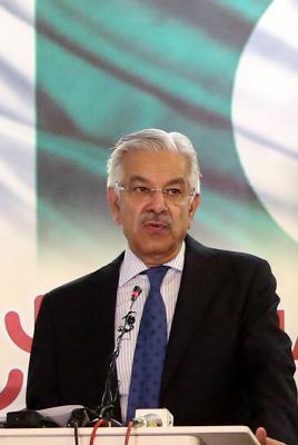 पाकिस्तान: ख्वाजा आसिफ ने क्या मान लिया, सेना के हाथ में सत्ता का रिमोट कंट्रोल!