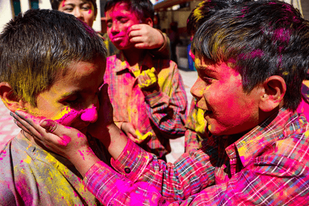 होली के कपड़ों पर लगे रंग के दागों से परेशान न हों, साफ करने के आसान टिप्स अपनाएं