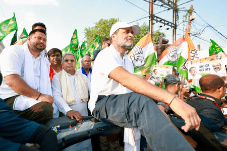 बिहार में पोस्टर वार: भाजपा ने तेजस्वी-राहुल को बताया 'कलयुग का रावण', राजद का पलटवार