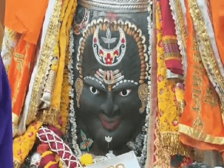 माथे पर चंद्र धारण कर सजे बाबा महाकाल, सोमवार के दिन भक्तों ने बड़ी संख्या में किए दर्शन