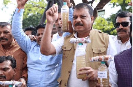 मध्य प्रदेश विधानसभा परिसर में कांग्रेस ने बोतल में दूषित पानी को लेकर किया प्रदर्शन
