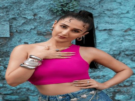 ध्वनि भानुशाली: यंग जनरेशन की फेवरेट सिंगर ने छुए दिल के तार, गाना सुन रोने पर मजबूर हो गए थे लोग