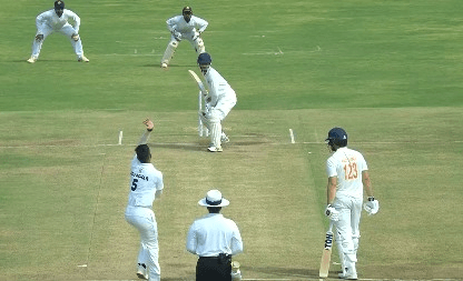 रणजी ट्रॉफी फाइनल: जम्मू-कश्मीर के कप्तान पारस डोगरा ने कर्नाटक के खिलाड़ी को मारा धक्का, सामने आई वजह