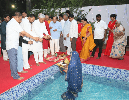 लोक आस्था के महापर्व का समापन, पटना में सीएम नीतीश ने दिया उषा अर्घ्य