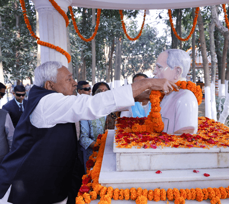 मुख्यमंत्री नीतीश कुमार ने पैतृक गांव का दौरा किया, पिता कविराज रामलखन सिंह की पुण्यतिथि पर श्रद्धांजलि दी