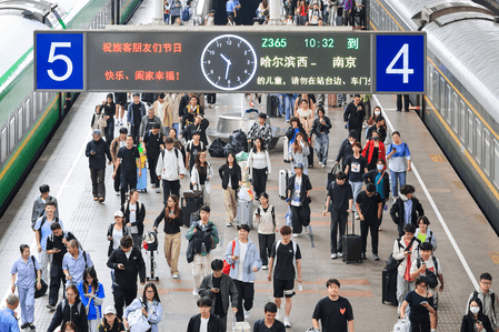 चीनी राष्ट्रीय दिवस और मध्य शरद ऋतु महोत्सव अवकाश : पहले दिन नया रिकॉर्ड