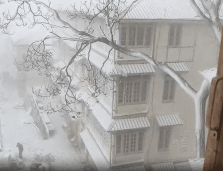 शिमला और मनाली में मौसम की पहली बर्फबारी, नजारों का लुत्फ उठाने बड़ी संख्या में पहुंचे पर्यटक