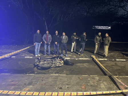 दिल्ली में पुलिस मुठभेड़ के बाद खतरनाक स्नैचर गिरफ्तार, पिस्तौल और लूट के मोबाइल बरामद