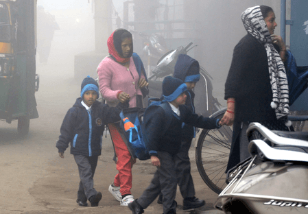 गौतमबुद्ध नगर में घने कोहरे और शीतलहर का कहर, 1 जनवरी तक सभी स्कूल बंद