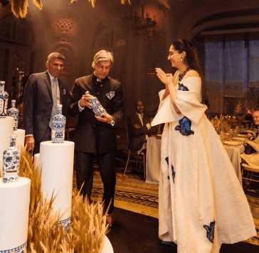 'लंदन फैशन वीक' में राजस्थानी विरासत की झलक, सोनम कपूर ने 'गोडावण' से सजाया अपना लुक