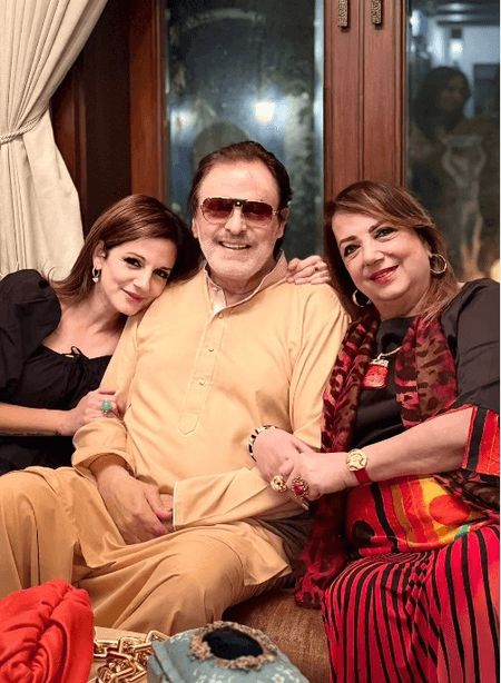 संजय खान की पत्नी जरीन खान का निधन, टीना अंबानी समेत कई सेलेब्स अंतिम विदाई देने पहुंचे