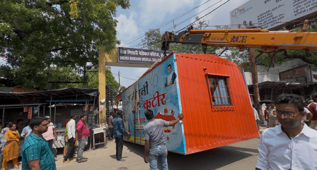 झारखंड : मेडिकल कॉलेज हॉस्पिटल में भाजपा विधायक ने बनाया था सहायता केंद्र, मंत्री ने क्रेन से हटवाया