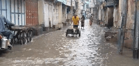 मुंबई में चौथे दिन भी मूसलाधार बारिश, जलभराव से थमी शहर की रफ्तार