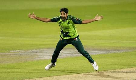 हारिस रऊफ पर भड़के वसीम अकरम, भारत के खिलाफ 'रन मशीन गेंदबाज' बताया