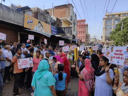 छतरपुर में पानी के संकट पर फूटा लोगों का गुस्सा, जल बोर्ड के खिलाफ मटका फोड़ प्रदर्शन