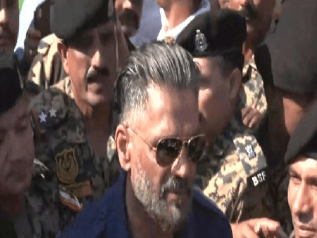 सुनील शेट्टी ने बढ़ाया बीएसएफ जवानों का हौसला, कहा- कश्मीर में जल्द शुरू होगी फिल्मों की शूटिंग