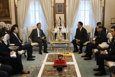 बैंकॉक में थाई प्रधानमंत्री और चीनी विदेश मंत्री के बीच मुलाकात