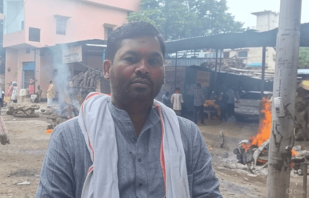 उत्तर प्रदेश: गाजीपुर में गंगा के उफान ने मचाई तबाही, श्मशान घाट डूबने से सड़कों पर हो रही अंत्येष्टि