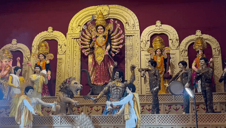 वाराणसीः देशभक्ति के रंग में रंगे हैं दुर्गा पूजा पंडाल, ब्रह्मोस मिसाइल की धमक