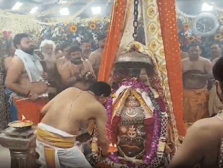 साल के पहले दिन बाबा महाकाल का हुआ अद्भुत शृंगार, दर्शन के लिए लगी लंबी कतारें