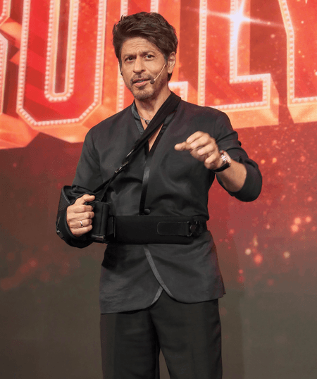 शाहरुख खान ने आर्यन के डायरेक्टोरियल डेब्यू के ट्रेलर लॉन्च इवेंट में निभाया होस्ट का किरदार