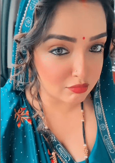 आम्रपाली दुबे ने दिखाया 'बहू' वाला अंदाज, नीली साड़ी में शेयर किया शानदार वीडियो