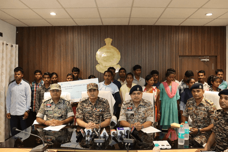 छत्तीसगढ़ के बीजापुर में 24 नक्सलियों ने किया आत्मसमर्पण