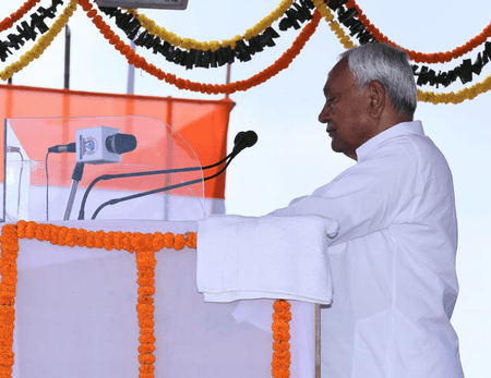 अगले पांच वर्षों में एक करोड़ युवाओं को मिलेगी नौकरी, पीटी परीक्षा में अब100 रुपये लगेंगे शुल्क: नीतीश कुमार