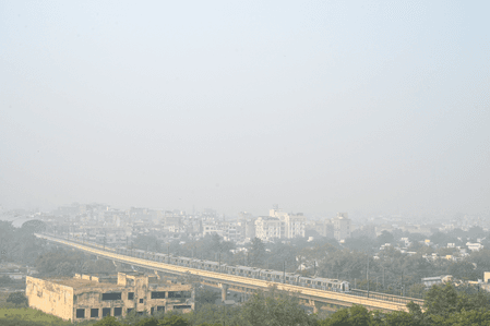 दिल्ली-एनसीआर : सर्दी, कोहरा और प्रदूषण के तिहरे संकट की मार, एक्यूआई 400 के पार