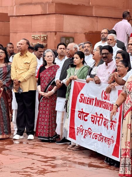 संसद के बाहर विपक्ष का प्रदर्शन, चुनाव आयोग और सरकार पर लगाए गंभीर आरोप