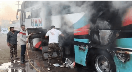महाराष्ट्रः बुलढाणा में चलती बस में लगी भीषण आग, 30 यात्री बाल-बाल बचे