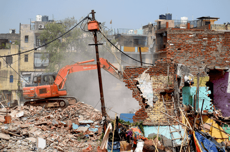 मध्य प्रदेश : अतिक्रमण के खिलाफ कार्रवाई करने पहुंची निगम की टीम, लोगों का दावा- हमें जबरन हटाया जा रहा