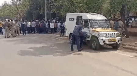 बेंगलुरु में दिन दहाड़े करोड़ों रुपये की लूट, एटीएम फंड ले जा रही गाड़ी को बनाया निशाना