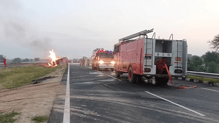 मथुरा : केमिकल टैंकर पलटने से भीषण आग लगी, दो दमकल कर्मी घायल