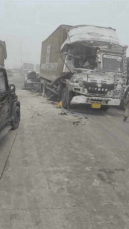 ईस्टर्न पेरिफेरल पर टकराए 10 से ज्यादा वाहन, हाइवे पर लगातार कोहरे का अनाउंसमेंट कर रही पुलिस