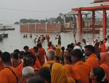 प्रयागराज : दशाश्वमेध घाट पर लगा कांवड़ियों का तांता, गंगा-यमुना के बढ़ते जलस्तर के बावजूद उत्साह बरकरार