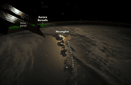 चांद की रोशनी का मैजिक 'मूनग्लिंट', जानें कब बनता है यह प्रतिबिंब?