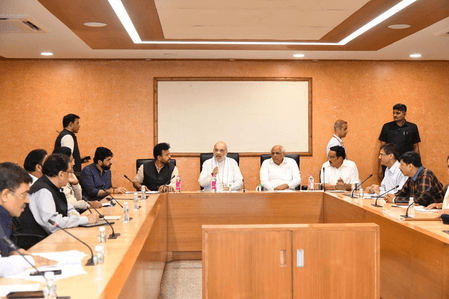 अहमदाबाद विमान हादसा : अमित शाह ने एकमात्र जीवित बचे यात्री से की मुलाकात